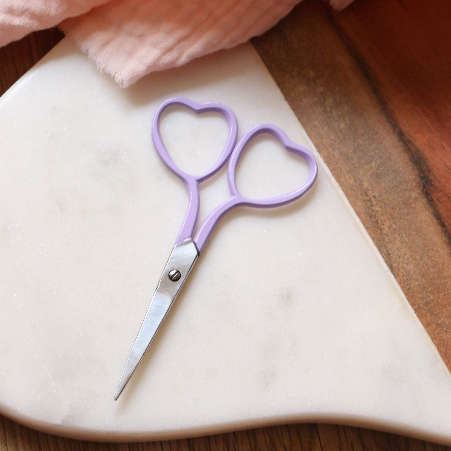 Lise Tailor Heart Embroidery Scissors: Vivid purple