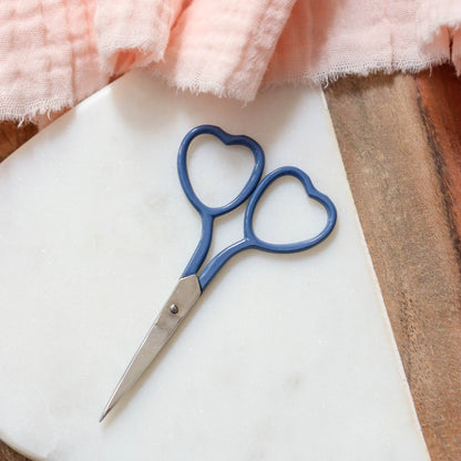 Lise Tailor Heart Embroidery Scissors: Vivid purple