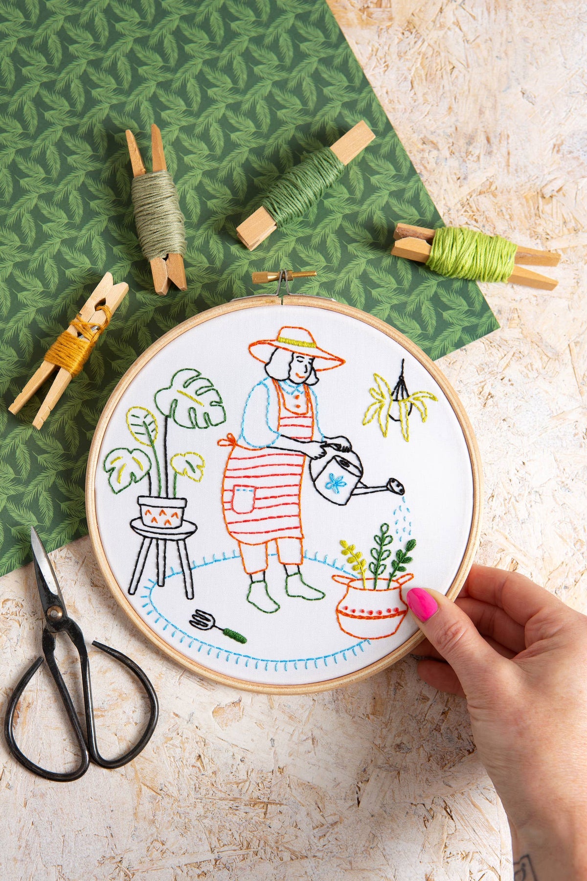 Hawthorn Handmade Wonderful Women Embroidery Kit (Gardening)