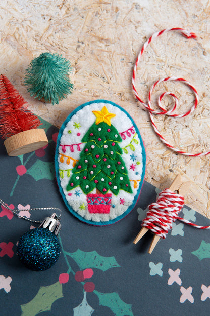 Hawthorn Handmade Merry Christmas Felt Craft Brooch Kit