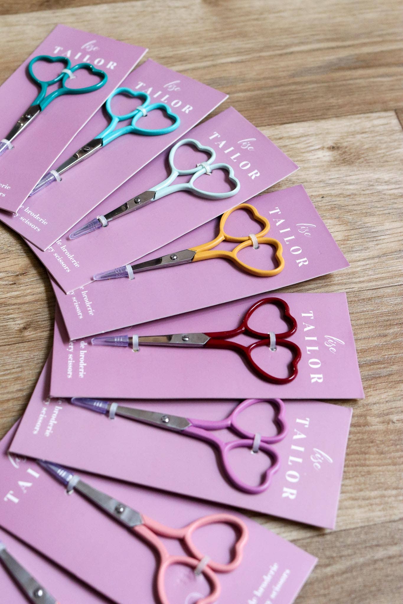 Lise Tailor Heart Embroidery Scissors: Vivid purple