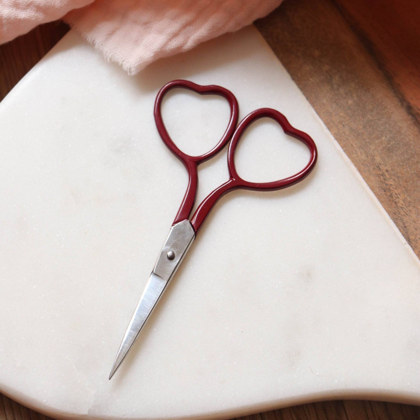 Lise Tailor Heart Embroidery Scissors: Vivid purple